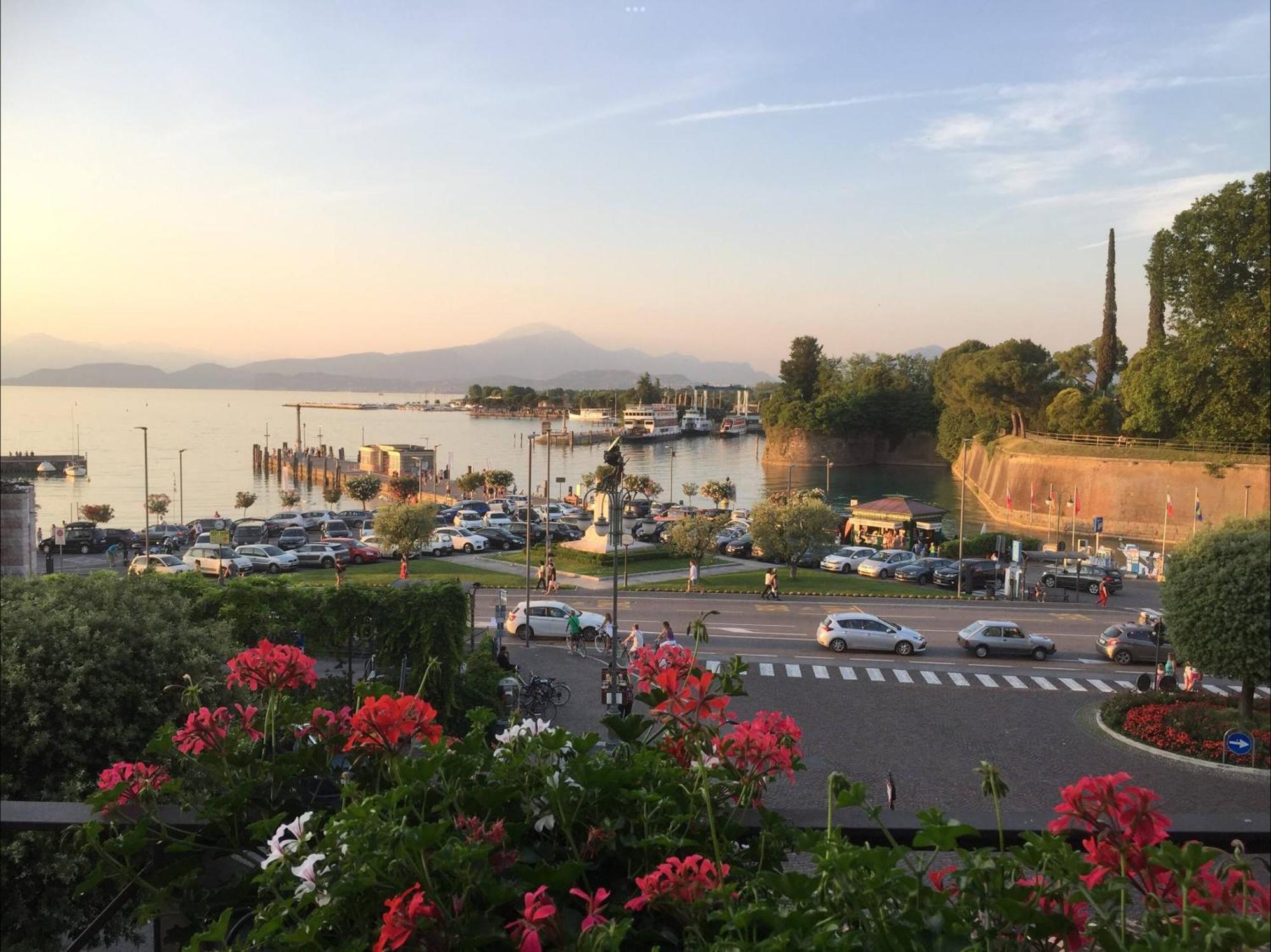 Residenza Giovanni Fronte Lago - Residence Garda Lago Peschiera del Garda Eksteriør billede