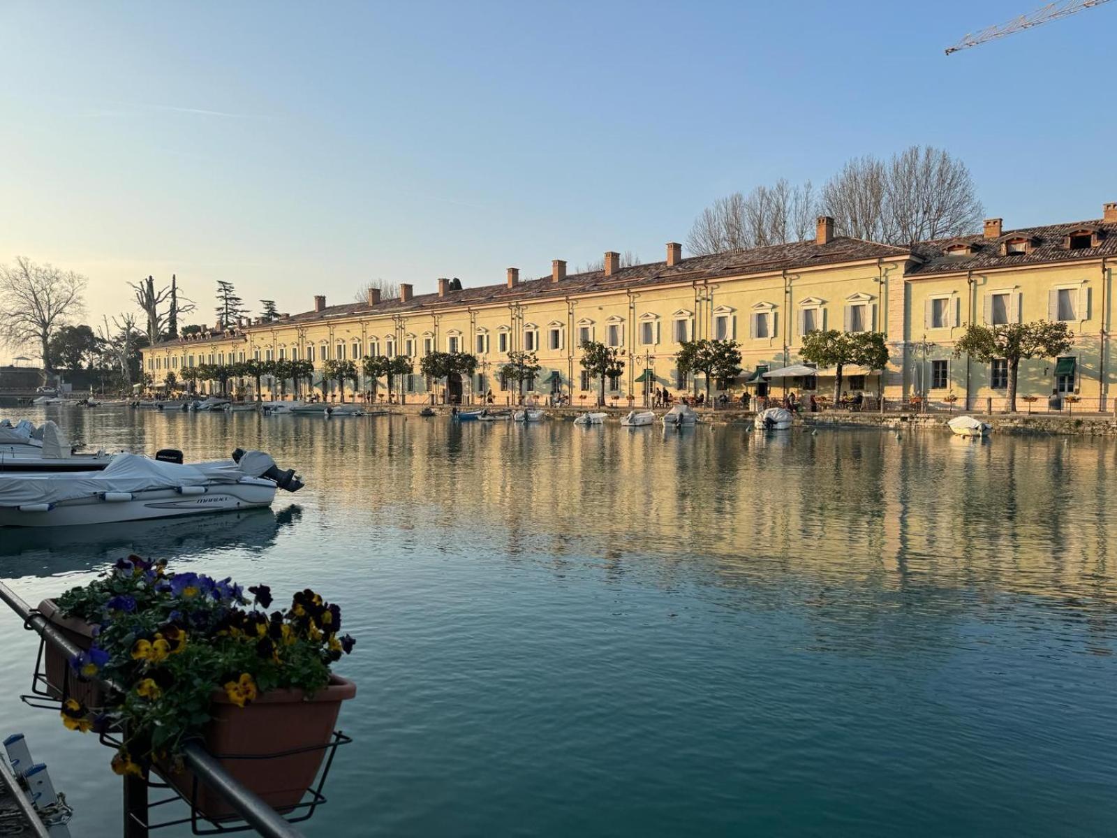 Residenza Giovanni Fronte Lago - Residence Garda Lago Peschiera del Garda Eksteriør billede