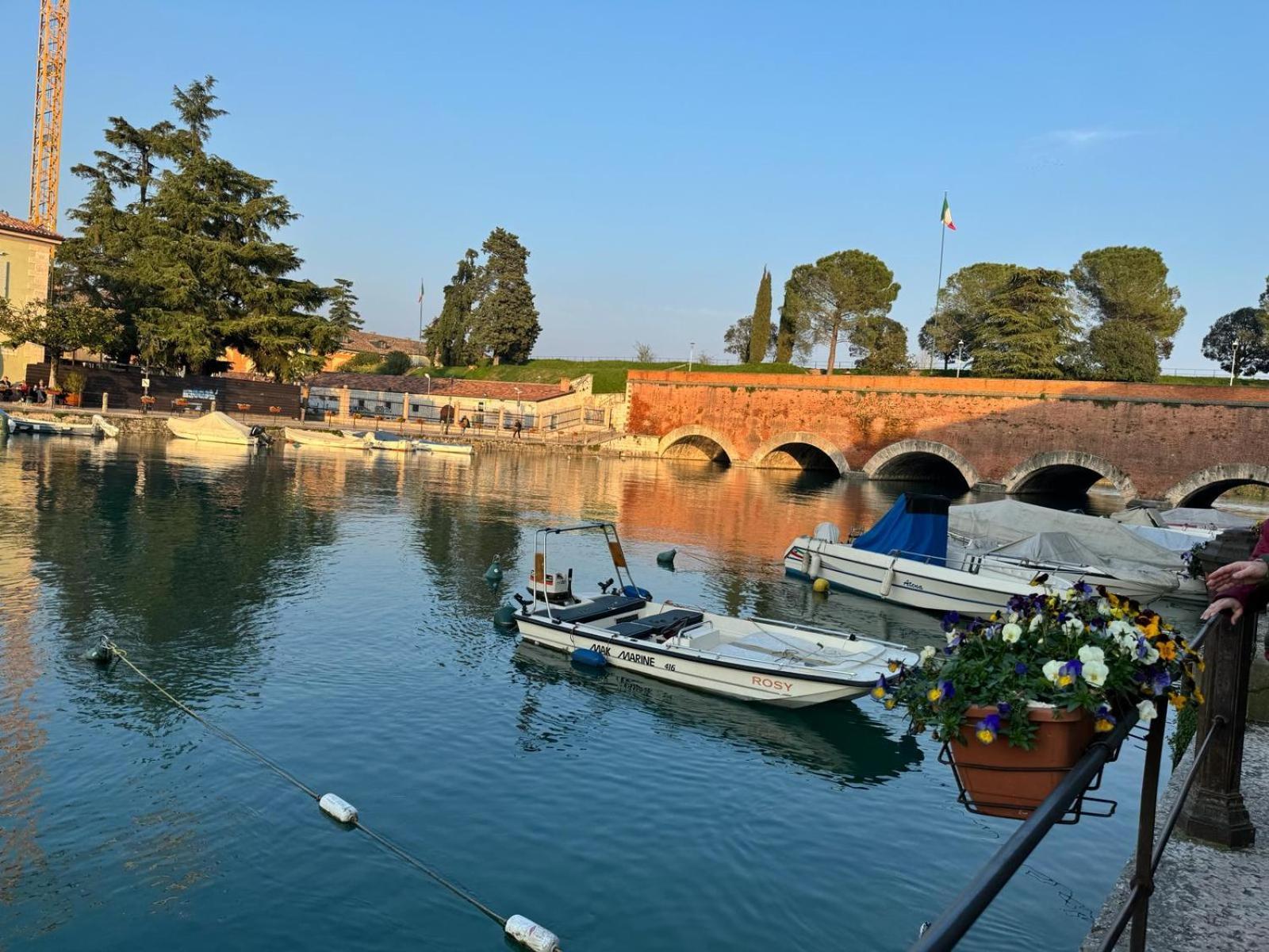 Residenza Giovanni Fronte Lago - Residence Garda Lago Peschiera del Garda Eksteriør billede