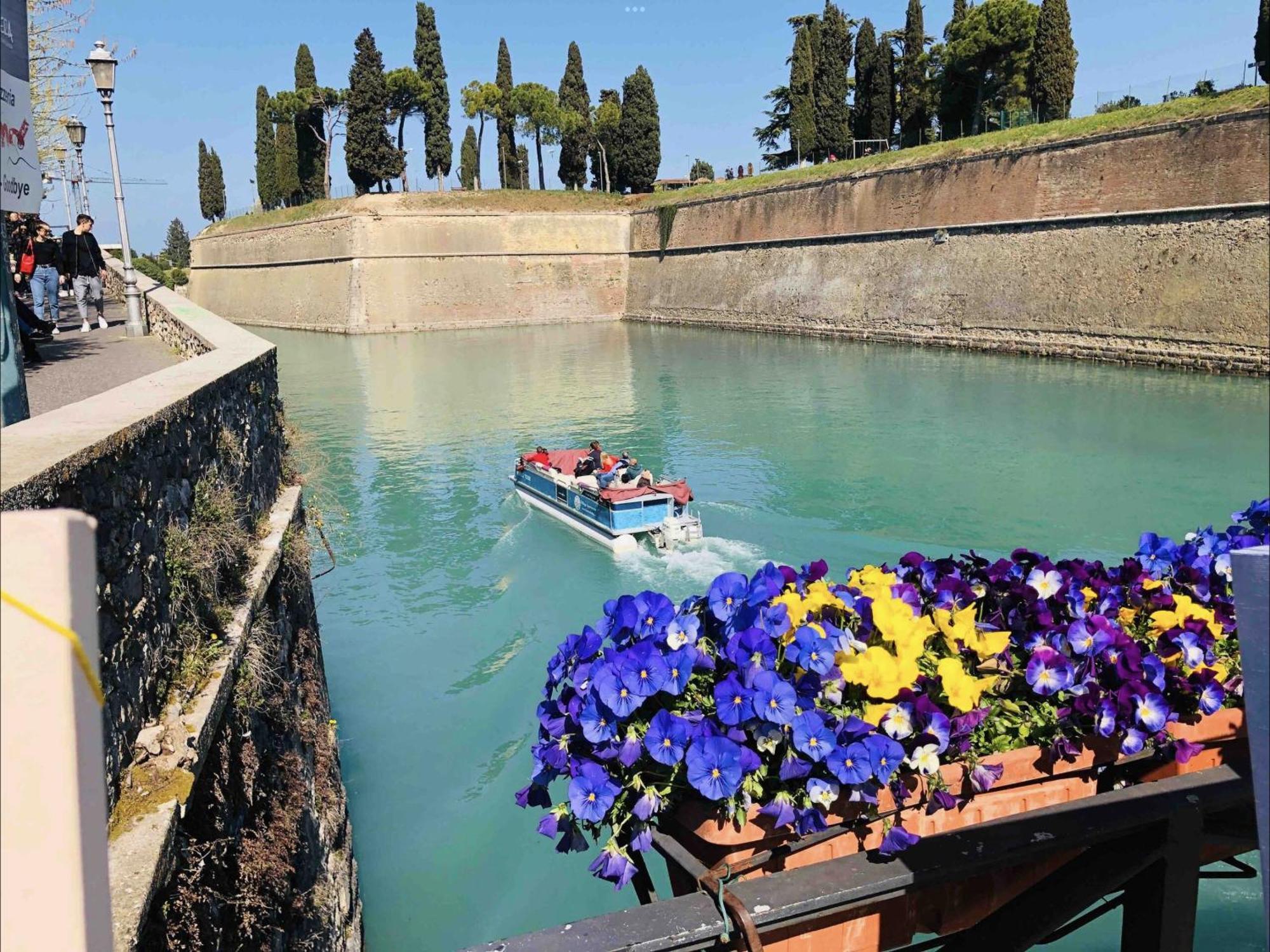 Residenza Giovanni Fronte Lago - Residence Garda Lago Peschiera del Garda Eksteriør billede